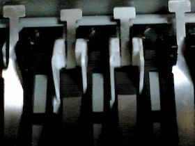 板バネにゴムチューブを通してから組み直した写真