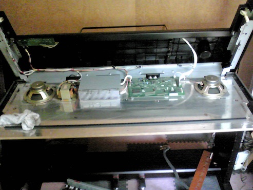 鍵盤を外した電子ピアノの様子